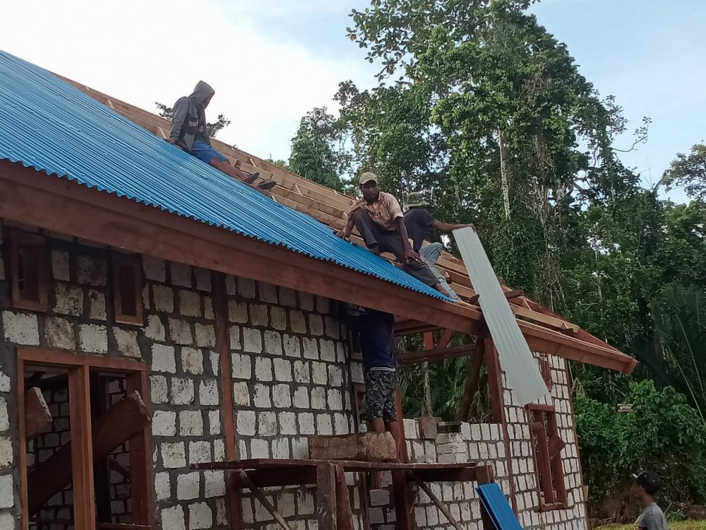 Pembangunan Gereja TMMD Pada Tahap Pemasangan Seng