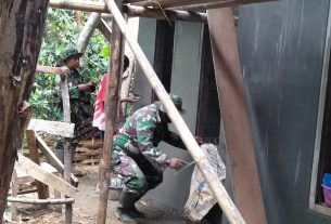 Pemlesteran Dinding Rumah Mulai Dikerjakan Satgas TMMD Reg 111