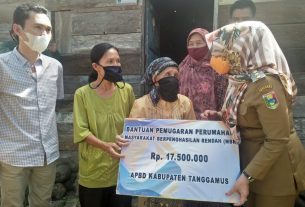 Penderita Tuna Netra Dapatkan Bantuan Bedah Rumah dari Bupati Tanggamus