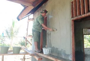 Pengacian Dinding Depan Balai Kampung TMMD Dilakukan dengan Kerjasama yang Baik