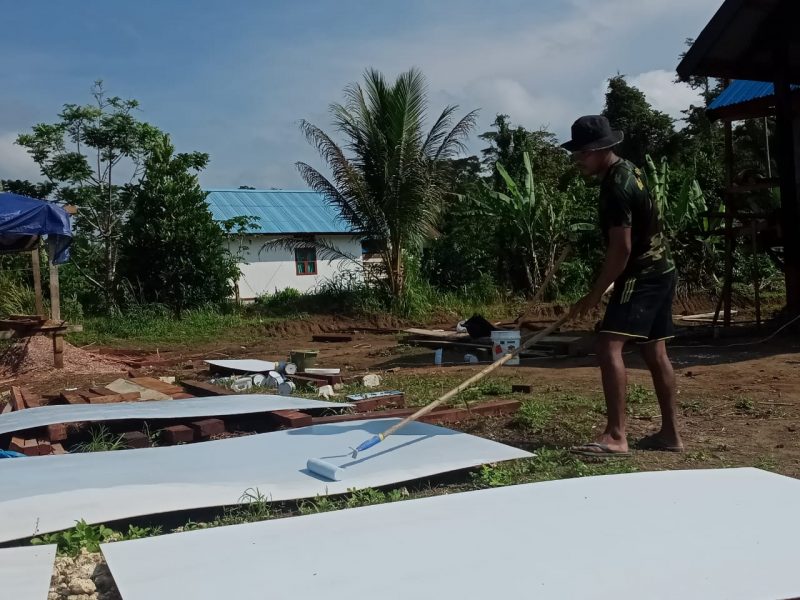 Pengecatan Lisplang dan Papan Sopi-sopi Balai Kampung TMMD