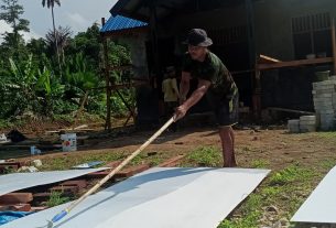 Pengecatan Plafon Triplek di Lokasi Pembangunan Balai Kampung TMMD