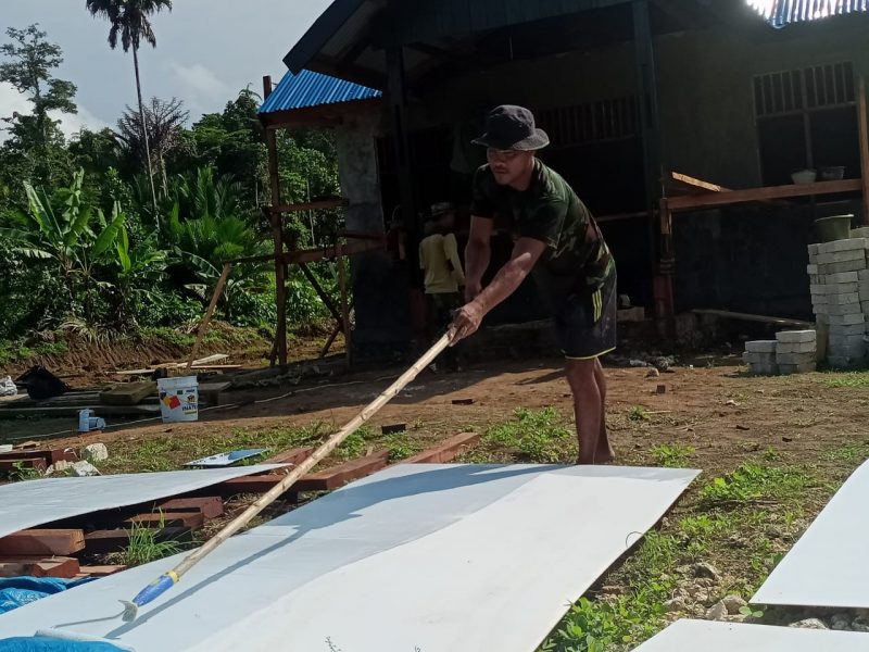 Pengecatan Plafon Triplek di Lokasi Pembangunan Balai Kampung TMMD