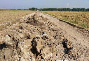 Pengerukan Tanah Liat Yang Masih Tersisa Di Sektor Jalan Penghubung Antar Desa Tamansari Dan Desa Sumberarum