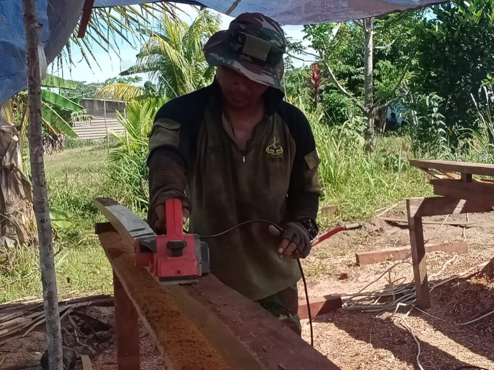 Penyekapan Kayu untuk Bangunan Balai Kampung TMMD