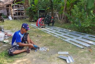 Penyiapan Pembukaan TMMD, TNI Dibantu Warga Buat Kerangka Gapura