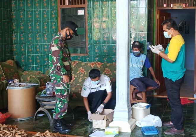 Perangi Penyebaran Covid 19, Serka Bambang Dampingi Petugas Lakukan Tes Swab Kepada Warga