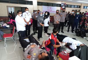Peringati Hari Bhayangkara, Ketua PMI Provinsi Lampung Tinjau Pelaksanaan Kegiatan Donor Darah