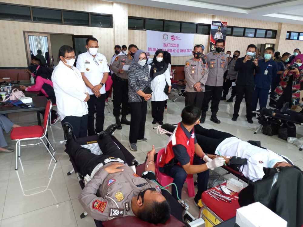 Peringati Hari Bhayangkara, Ketua PMI Provinsi Lampung Tinjau Pelaksanaan Kegiatan Donor Darah