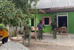 Personel TNI dari Satuan Marinir Bongkar Rumah Mudadi