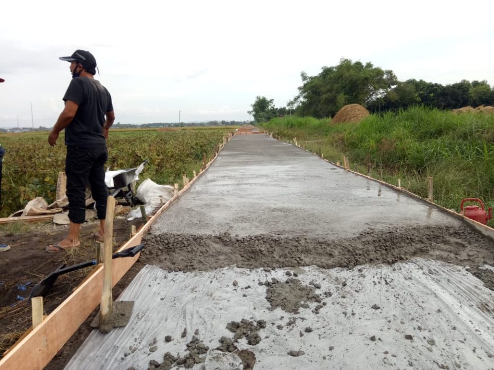 Plastik Jadi Pilihan Sebagai Alas Pengecoran Jalan TMMD Pati