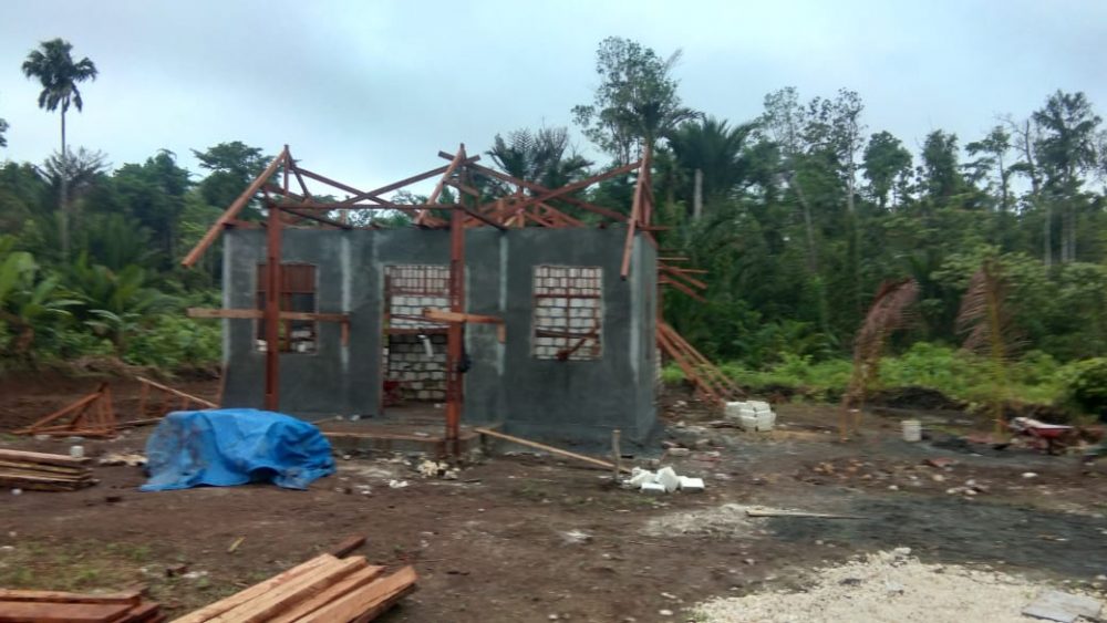 Plester Dinding dan Pasang Gelagar Atap Balai Kampung TMMD