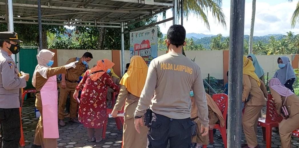 Polres Tanggamus Monitoring Vaksinasi Tenaga Pendidik di Tiga Kecamatan