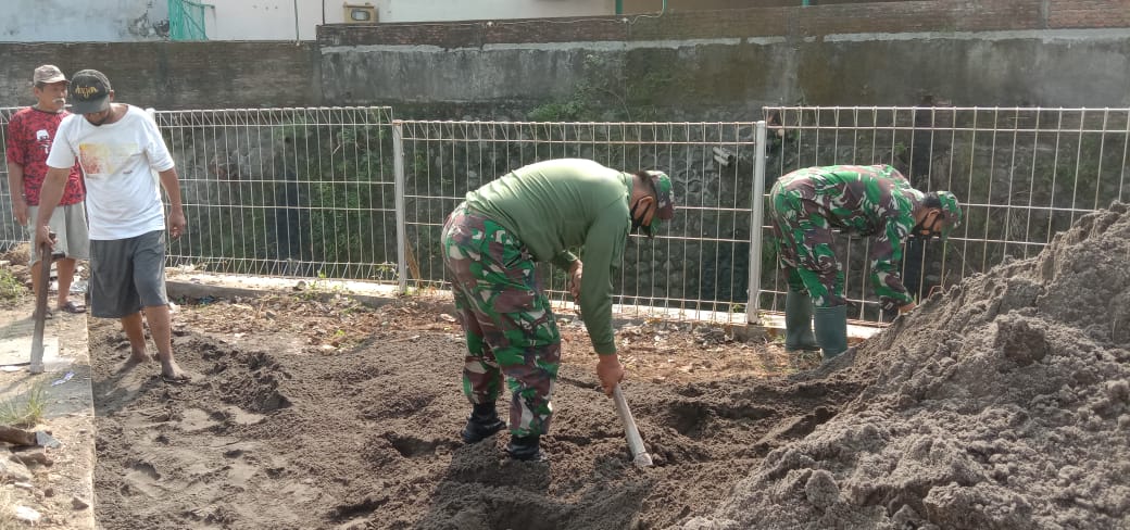 Pra-TMMD Ke-111 Kodim 0735/Surakarta,TNI Bersama Warga Garap Pavingisasi Jalan