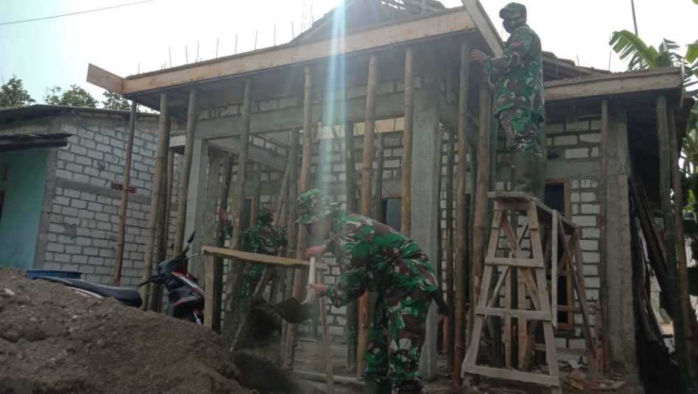 Prajurit TNI Mengayak Pasir di Pekerjaan RTLH