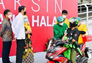 Presiden Jokowi Tinjau Vaksinasi COVID-19 Massal di RSUI Depok