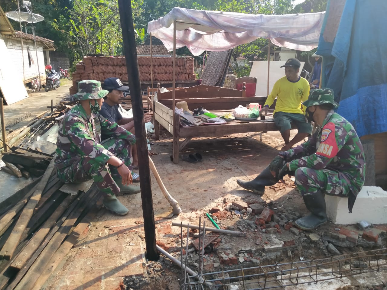 Rehat Sejanak Menikmati Secangkir Kopi Dan Ketela Rebus Ala Warga Desa Tamansari, Pra TMMD Ke 111 Kodim 0718/Pati