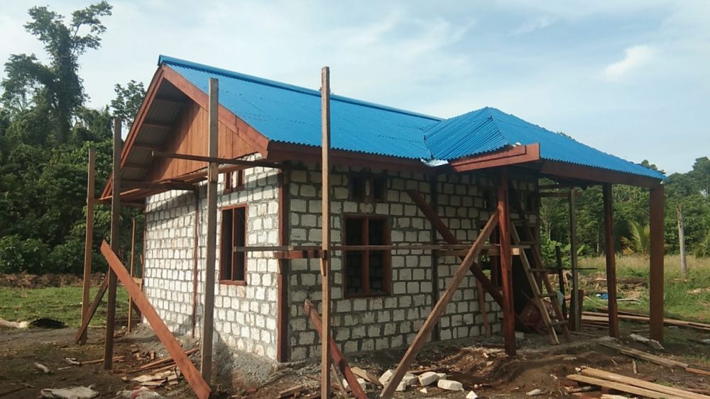 Rumah Pastori Berdiri Kokoh Berkat Kegigihan Satgas TMMD Kodim Sarmi dan Warga