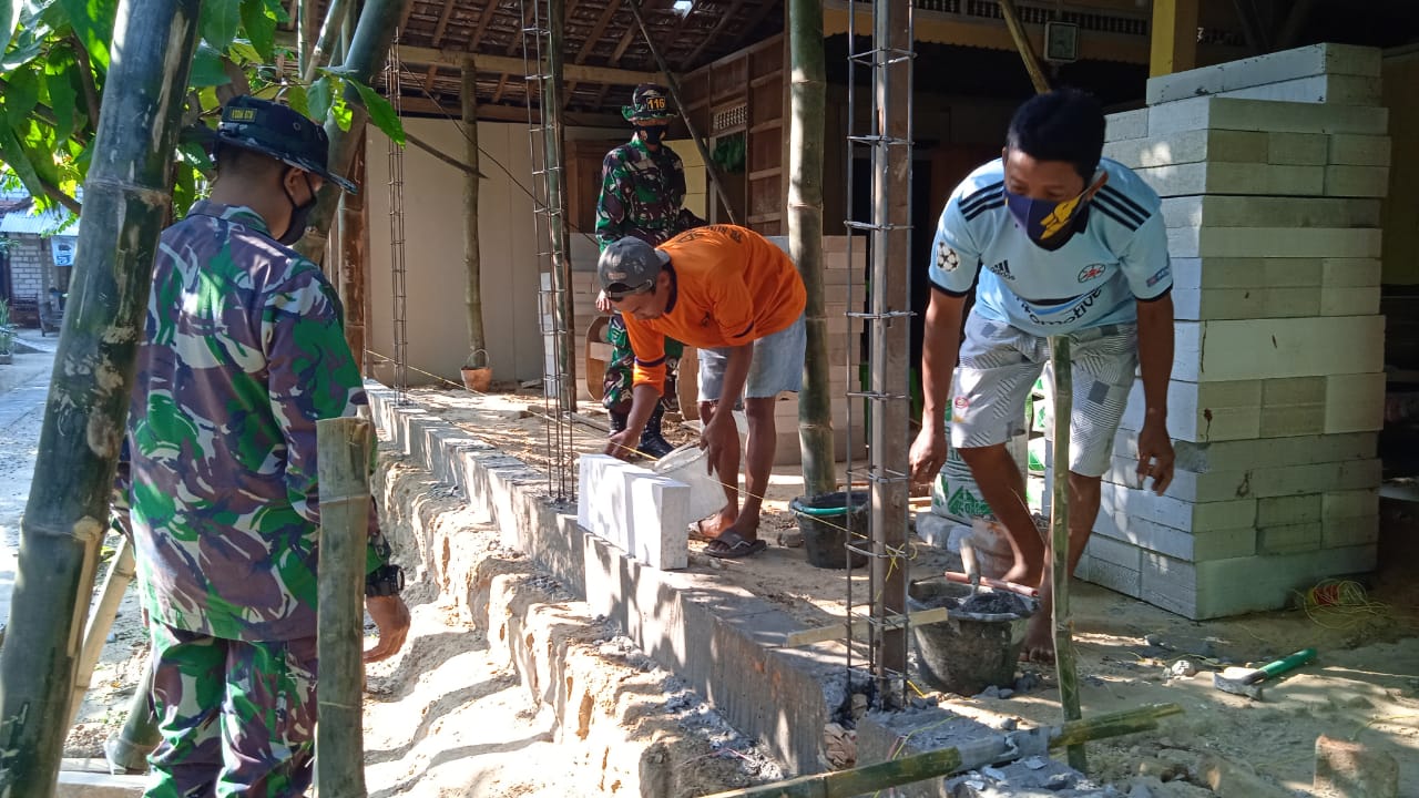 Rumah Rusnawi Mulai Pembagunan Tembok Dengan Menggunakan Bata Ringan Hebel