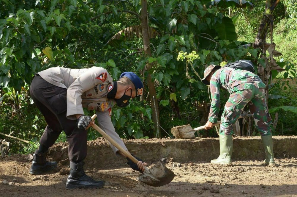 SOLID TNI DAN POLRI DI LOKASI TMMD