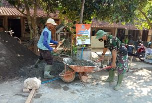 Saling Melengkapi, Warga Yang Bikin Adukan, Personel TNI Yang Mengangkatnya.