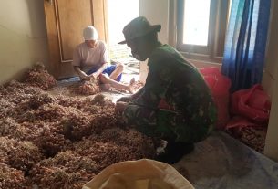 Sambil Komsos Satgas TMMD Berkunjung Kerumah Petani Bawang Merah
