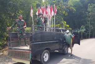 Sambut Pembukaan TMMD 111 Pati Warga dan TNI Pasang umbul-umbul