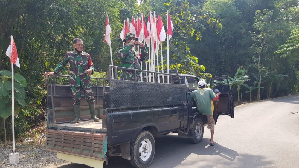 Sambut Pembukaan TMMD 111 Pati Warga dan TNI Pasang umbul-umbul