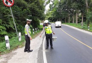 Sat Lantas Polres Tanggamus Bergerak Cepat Siram Pasir Tumpahan Oli di Jalinbar Batu Kramat