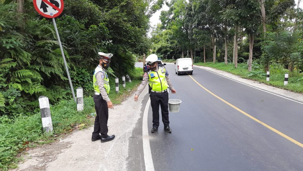 Sat Lantas Polres Tanggamus Bergerak Cepat Siram Pasir Tumpahan Oli di Jalinbar Batu Kramat