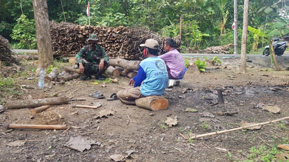 Satgas TMMD 111 Pati Bantu Warga Kumpulkan Kayu