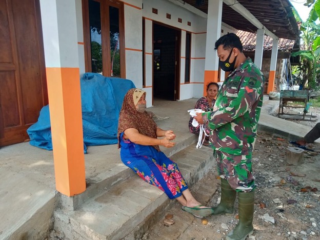 Satgas TMMD Jalin Komsos Saat Jeda Rutinitas dan memberikan Masker