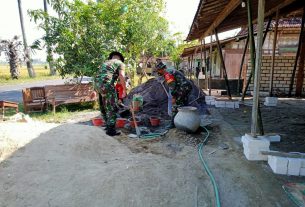 Satgas TMMD Kodim Pati Aduk Bahan Material Bangunan Secara Manual