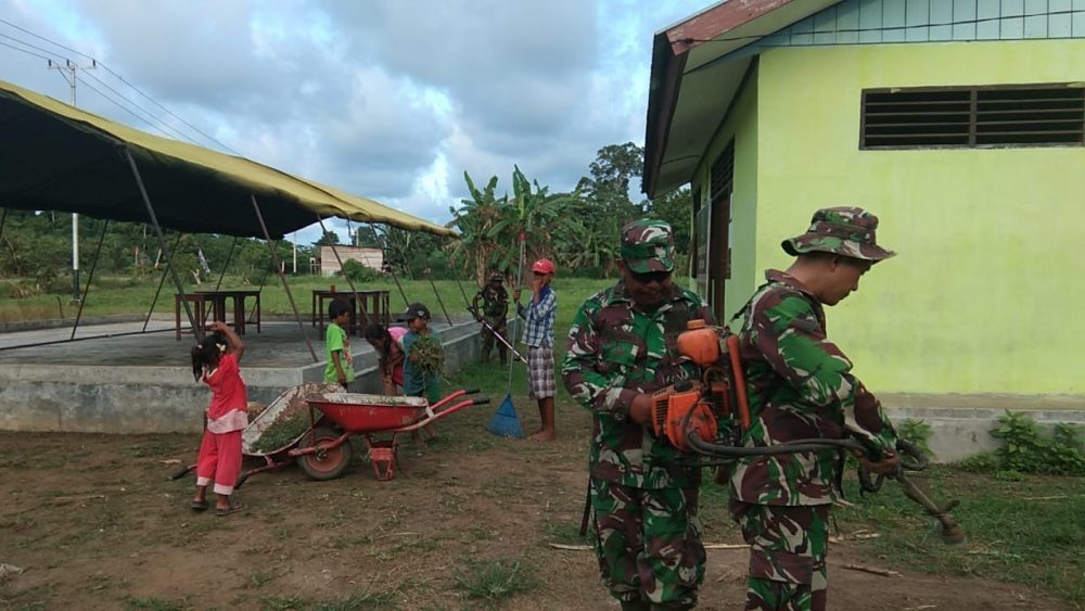 Satgas TMMD Kodim Sarmi Bersama Warga Kampung Dorba Laksanakan Pembabatan Rumput