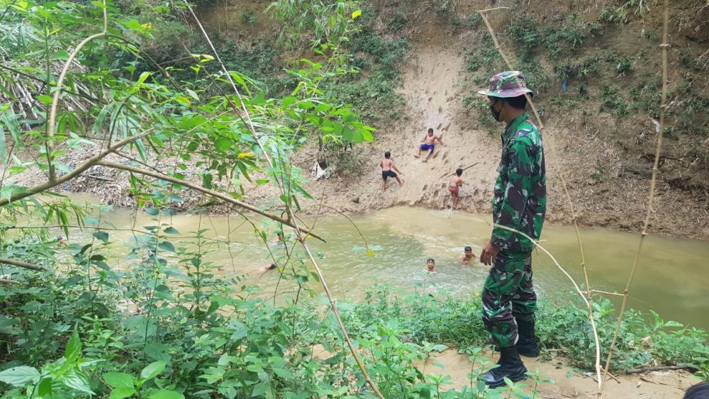 Satgas TMMD Menghimbau Dan Ingatkan Anak-anak Waspada Bahaya Bermain Disungai