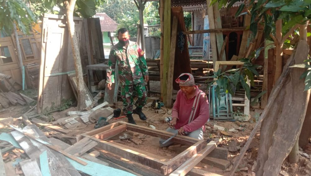 Satgas TMMD Menimba Ilmu dari Tukang Kayu