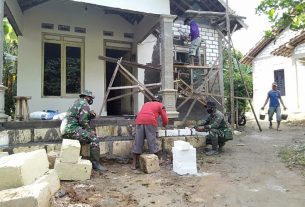 Satgas TMMD Pasang Batu Hebel Untuk Teras Rumah Ahmad Bakri