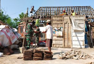 Satgas TMMD Reg.111 Kodim Pati Bongkar Atap Rumah Milik Sapari