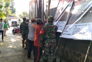 Satgas TMMD Reg.111 Kodim Pati Kompak Bersama Warga Pasang Spanduk dan Baliho