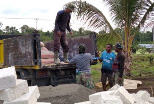 Satgas TMMD dan Warga Kompak Turunkan Bahan Bangunan