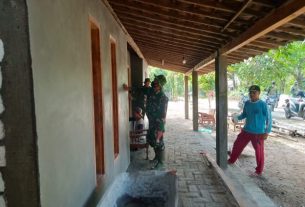 Satgas TMMD dan Warga Mengerjakan Penyelesaian Pengacian Dinding Rumah