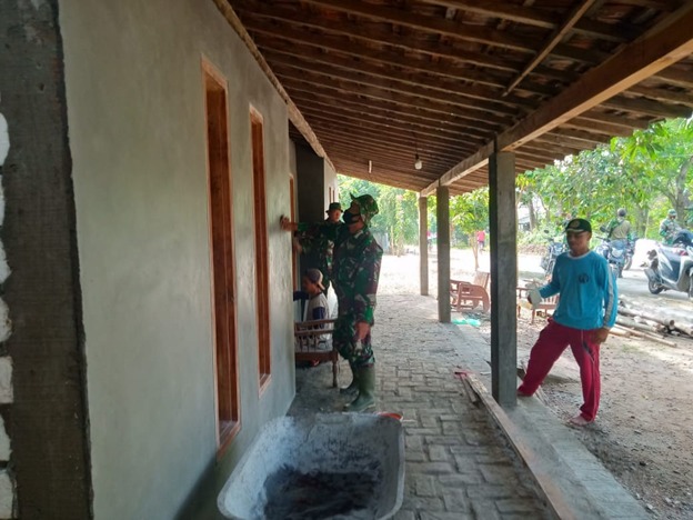 Satgas TMMD dan Warga Mengerjakan Penyelesaian Pengacian Dinding Rumah