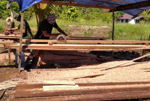 Satgas TMMD dan Warga Pasang Kosen dan Batu Tela Bagian Belakang Gereja