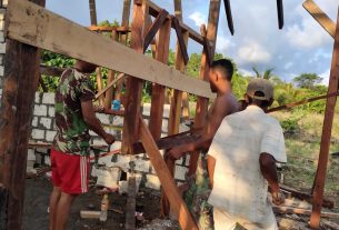 Satgas TMMD dan Warga Pasang Kusen Rumah Pastori