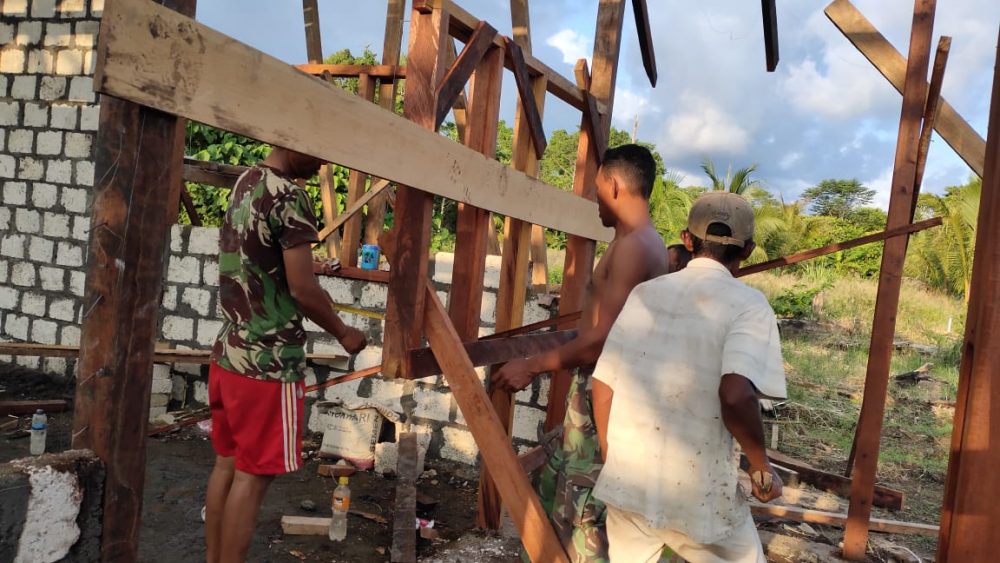 Satgas TMMD dan Warga Pasang Kusen Rumah Pastori