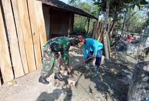 Sebelum Diaduk Anggota Satgas TMMD Bersama Warga Menentukan Ukuran Semen Dan Pasir