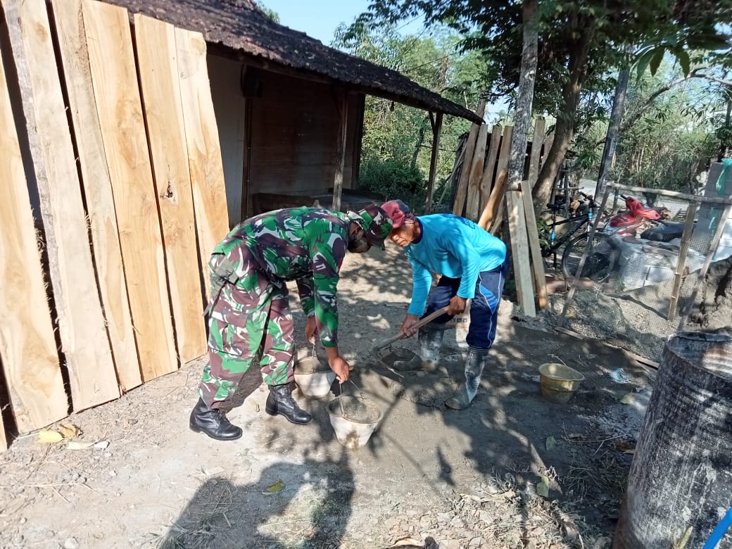 Sebelum Diaduk Anggota Satgas TMMD Bersama Warga Menentukan Ukuran Semen Dan Pasir