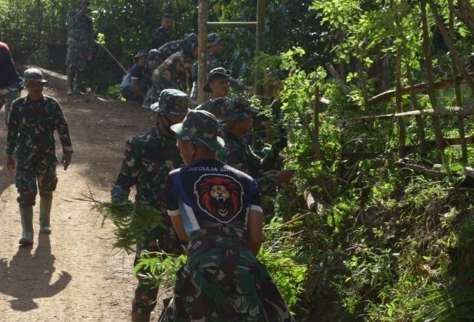 Semangat Gotong Royong Anggota Satgas TMMD Ke 111 Kodim 1407/Bone Semakin Membara