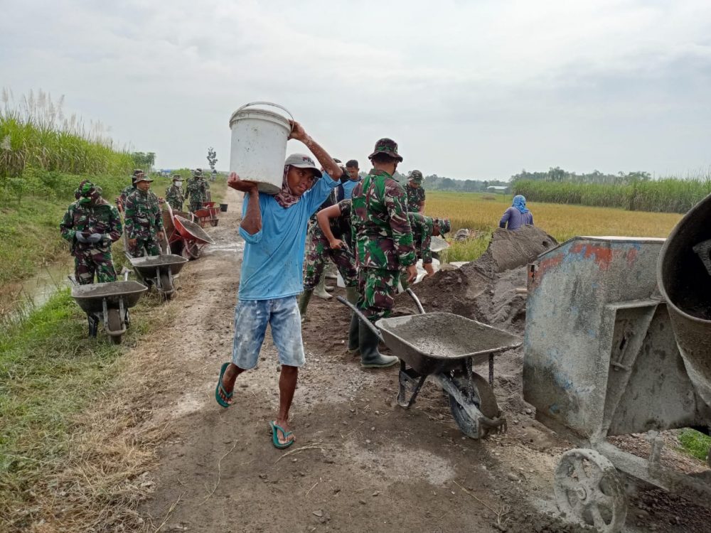 Semangat Handoyo Tanda Terimakasih Kepada Aggota TNI Satgas TMMD Kodim 0718/Pati