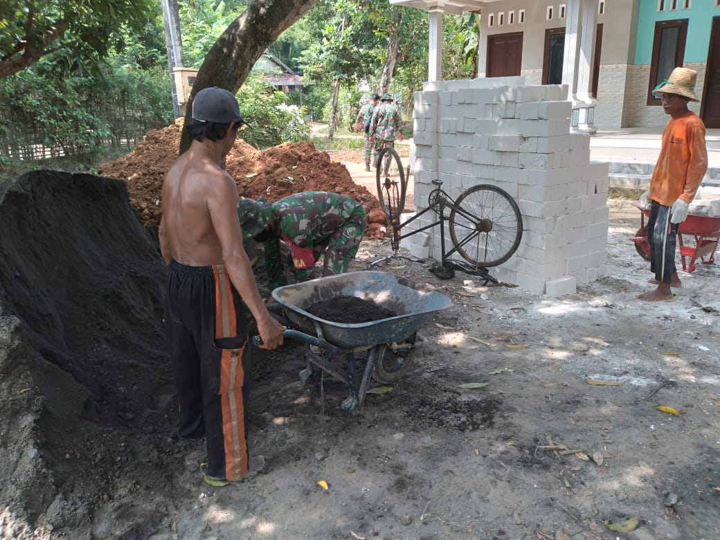 Semangat Kerja Gotong Royong Antara Satgas TMMD Ke 111 Kodim 0718/Pati dan Warga Desa Tamansari